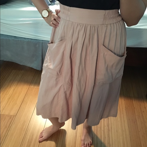 FINAL MARKDOWN Pink H&M midi skirt with pockets!