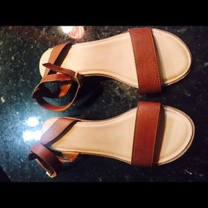 Confortable sandals. For casual occasions.