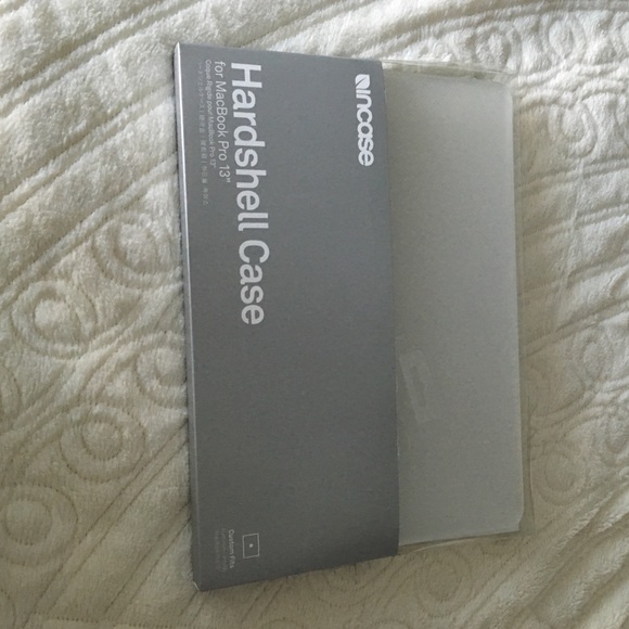 2 brand new clear hard shell MacBook Pro 13" case