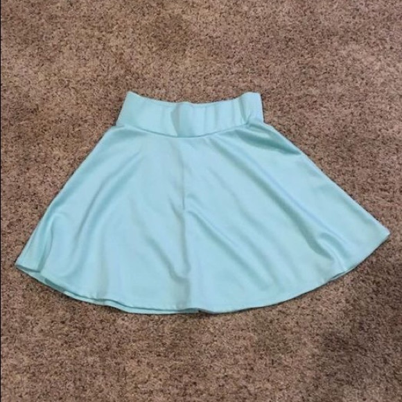 ⛔️SOLD⛔️Cute skater skirt - Picture 2 of 2