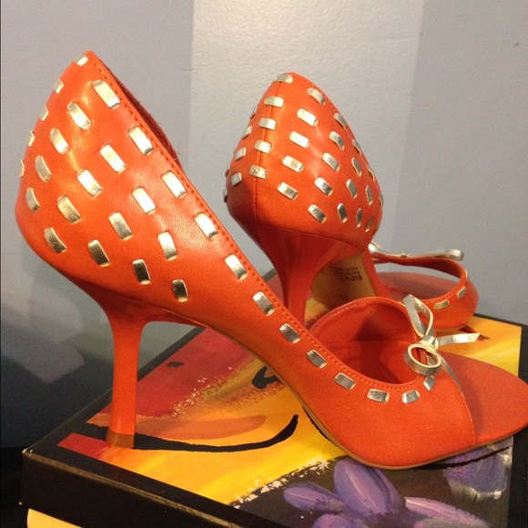 Salmon 3 1/2in heels with silver bow and accents