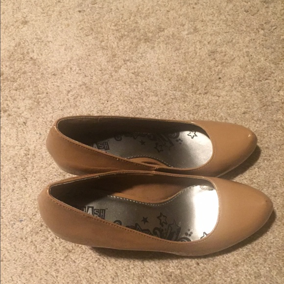 Nude pumps,never worn.