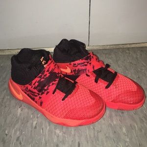 Boys NIKE KYRIE 2 sz 13