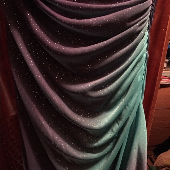 Prom dress - Picture 2 of 3