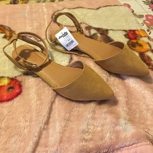 Pointed Beige Flats size 6