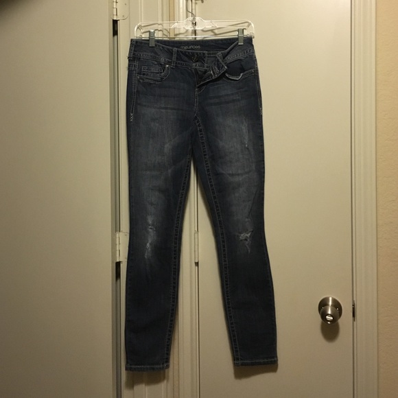 Distressed knee skinny jeans