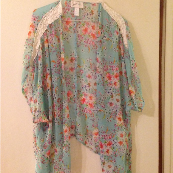Adorable floral kimono