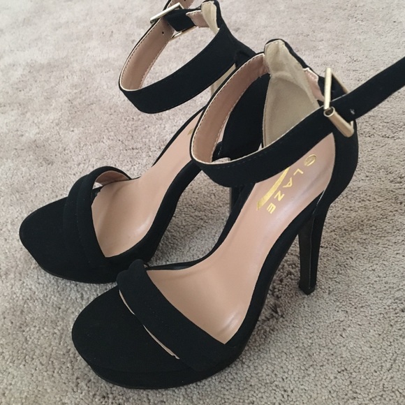 Brand New! Minimalist Black Pumps