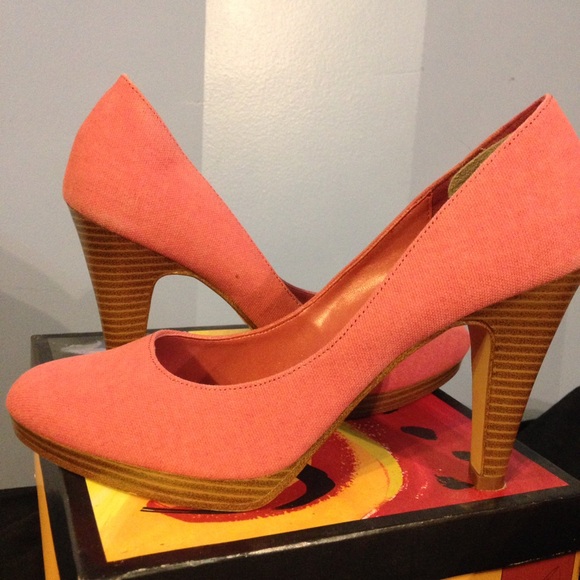 Pink 4in almond toe heels