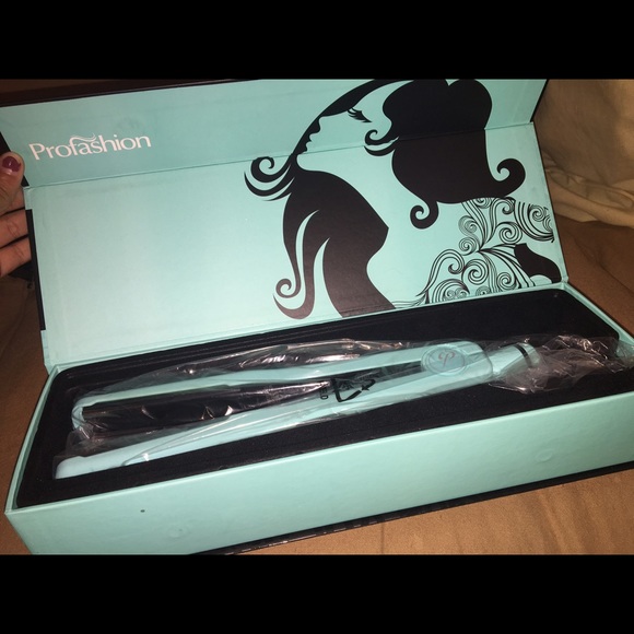 Aqua Profashion 1.5 inch titanium straightener