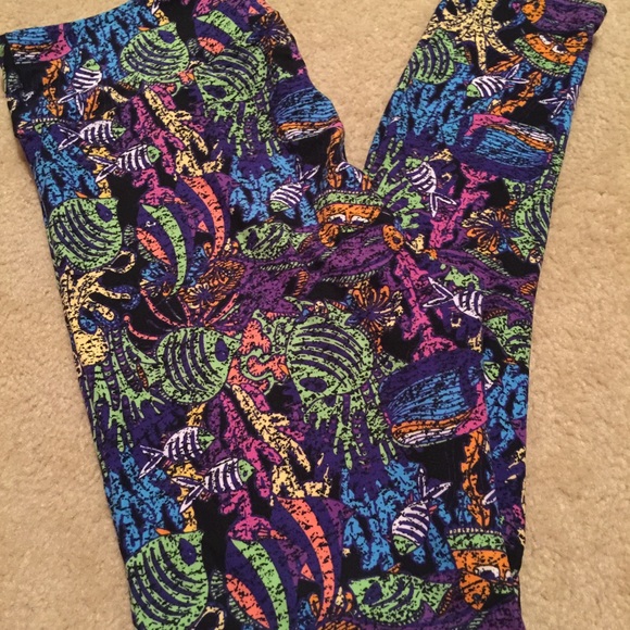 TC LuLaRoe fish w/ black background