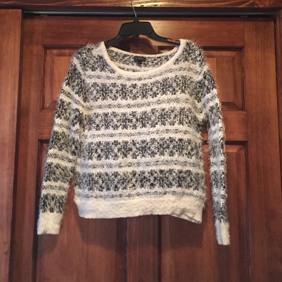 Jessica Simpson fuzzy winter sweater - Picture 1 of 3