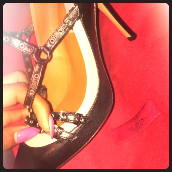 100% Auth. Valentino "Love Latch" Pumps