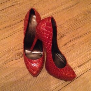 Jessica Simpson red snakeskin shoe. NWOT