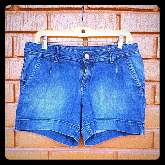 Short Bermuda blue jeans shorts
