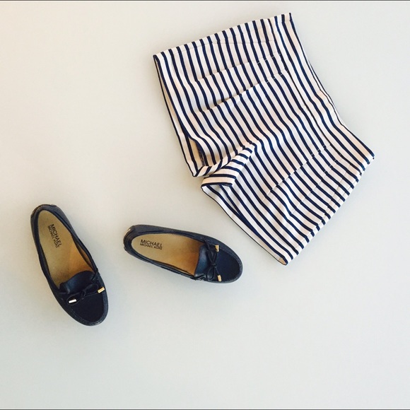 J. Crew Pants - J crew pleated 3" inseam shorts with side zipper