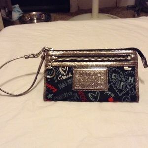 100% Authentic Coach Poppy Wristlet Like New )