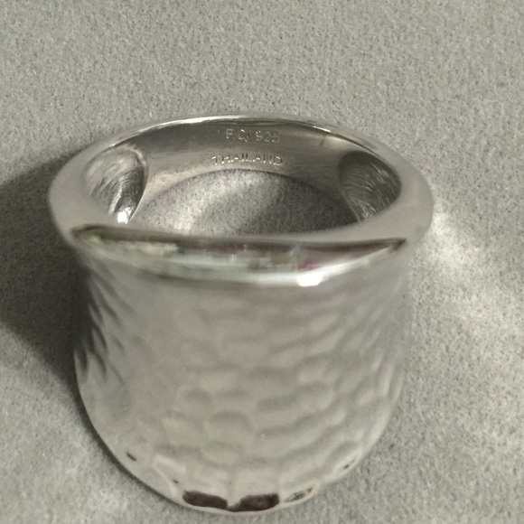 Designer's 925 stamped Shiny hammered ring size 7 - Picture 2 of 3
