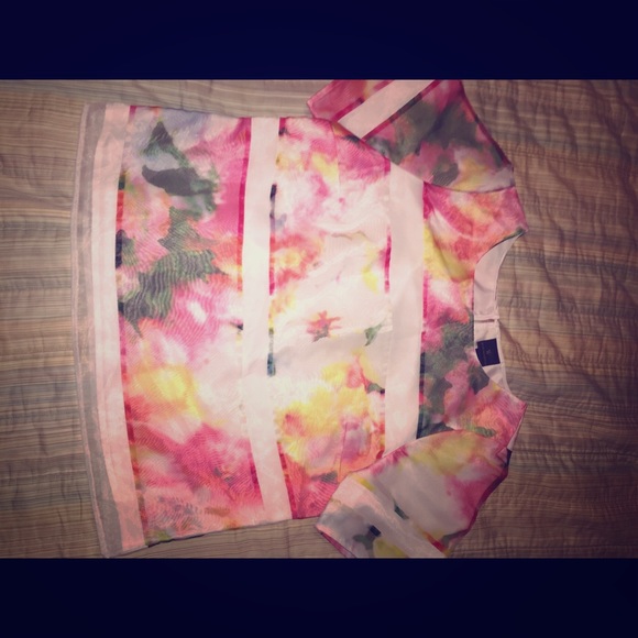 SALE!! ACT FAST!! Pretty Floral Shirt🌺💐🌸🌼