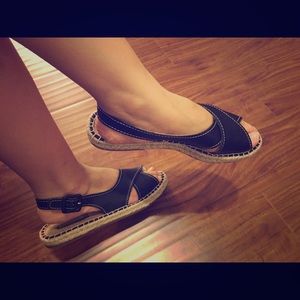 NWOT. Pour la victoire sandals