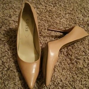 Beige guess pumps