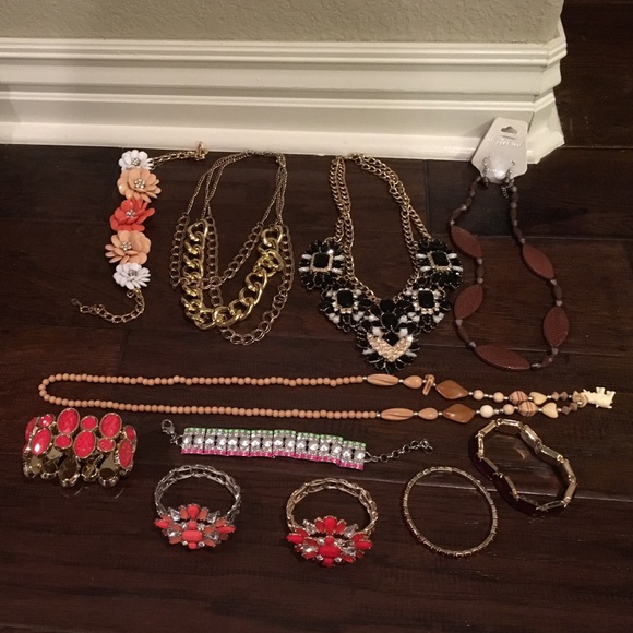 HUGE JEWELRY BUNDLE!! 5 Necklaces and 6 Bracelets! - Picture 1 of 3