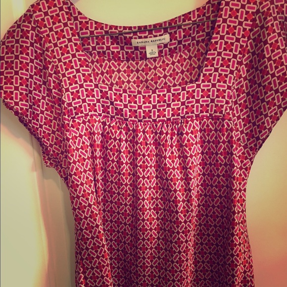 💚Banana Republic Red patterned flowy top