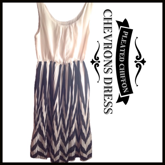 Boutique Dresses & Skirts - Pleated chiffon Chevron Dress