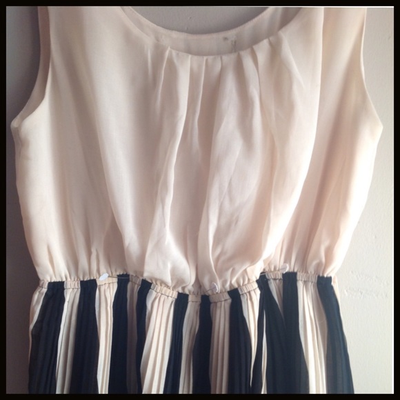 Pleated chiffon Chevron Dress - Picture 2 of 3