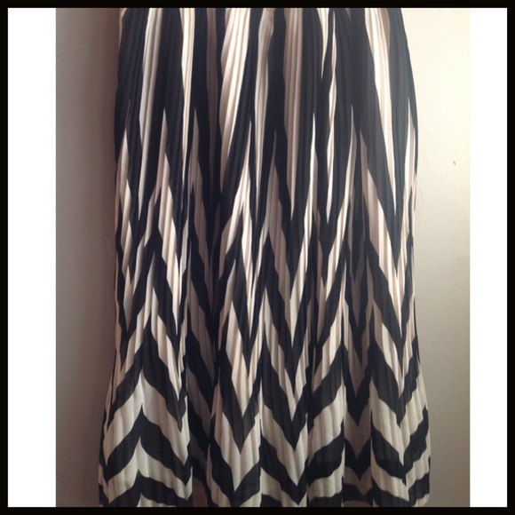 Pleated chiffon Chevron Dress - Picture 3 of 3
