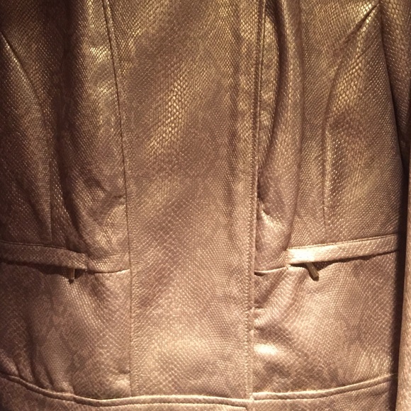 Anne Klein short faux snake skin jacket. - Picture 2 of 4