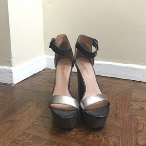 Black plate wedge sandles size 8