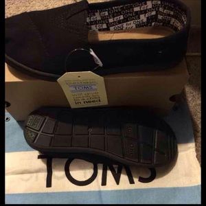 TOMS sz 4 fits woman sz 6