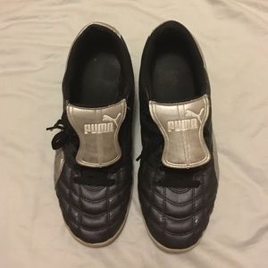 Unique Puma tennis shoes barely used