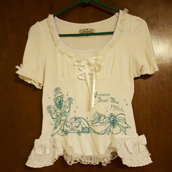 FRILL White top with lace and bow accents