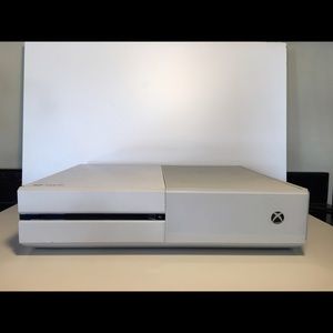 WHITE XBOX ONE with original cords & 2 controllers