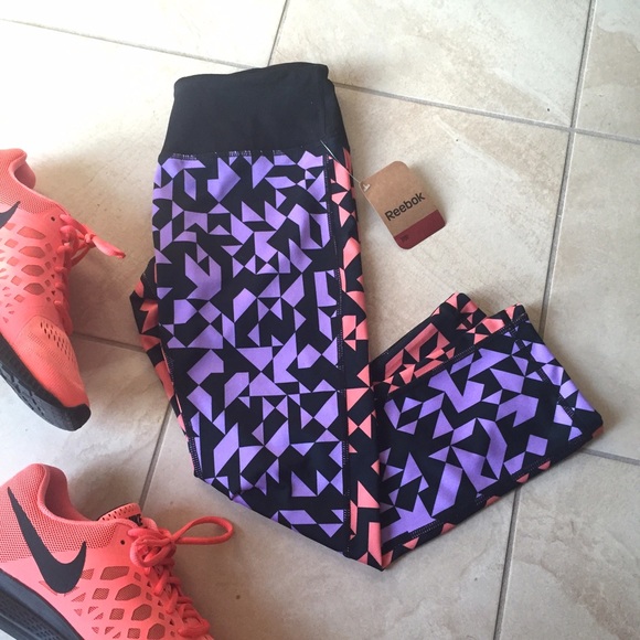 Reebok Pants - NWT Reebok geometric print skinny capri