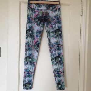 Onzie geometric pattern leggings