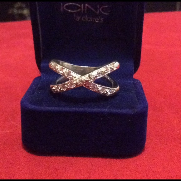 Stunning genuine Austrian crystal X-shaped Ring