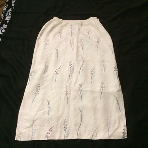 A off-white-yellowish Long skirt