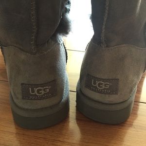 size 9 Bailey button grey uggs
