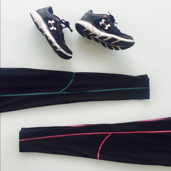 •price drop• UA dry fit leggings with pink lining