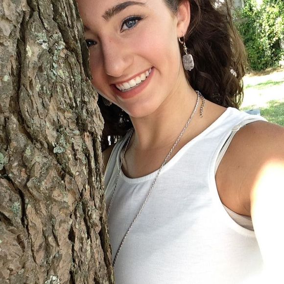 Meet your Posher, Carlee - Picture 1 of 1