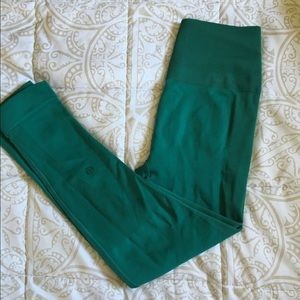 NWOT lululemon zone in crop