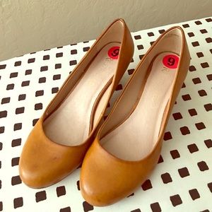 Size 6 Restricted pumps