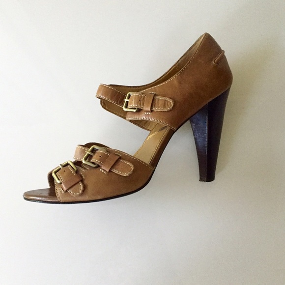 SALE✨Tahari Camel Heels
