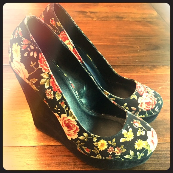Black Floral Round Toe Wedge Pumps Size 8.5 - Picture 1 of 4