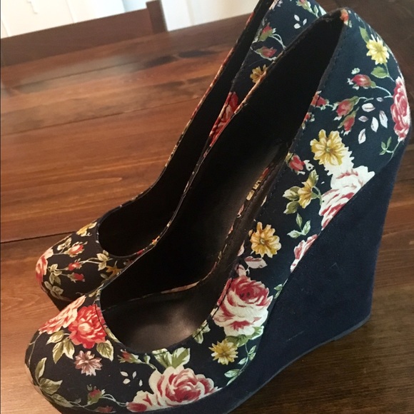Black Floral Round Toe Wedge Pumps Size 8.5 - Picture 2 of 4