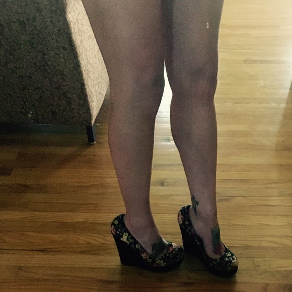 Black Floral Round Toe Wedge Pumps Size 8.5 - Picture 4 of 4