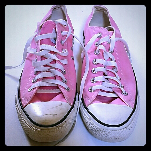 Pink Converse lowtops EUC mens 9.5 / womens 11.5